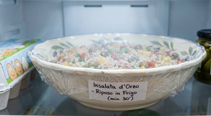Aggiungete le foglie di basilico spezzettate a mano, regolate di pepe e, se necessario, di sale. Irrorate con un ultimo giro generoso di olio extravergine d’oliva a crudo e mescolate con cura per amalgamare tutti i sapori. Coprite la ciotola e lasciate riposare l’insalata d’orzo in frigorifero per almeno 30 minuti prima di portarla in tavola, così da servirla piacevolmente fresca. Buon appetito!