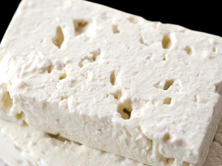 Sbriciolate la feta con le mani sopra le zucchine, distribuite le mandorle tostate e abbondanti foglioline di menta fresca spezzettate a mano. Servite immediatamente o riponete in frigo per 10 minuti prima di portare in tavola. Buon appetito!