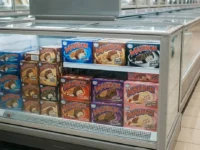Confezioni di vari gusti di gelato Maxibon esposte nel banco surgelati di un supermercato.