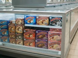 Varietà di gelati Maxibon al supermercato Confezioni di vari gusti di gelato Maxibon esposte nel banco surgelati di un supermercato.