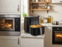 Confronto visivo tra forno tradizionale, forno a microonde e friggitrice ad aria posizionati in una moderna cucina