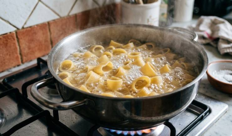 Mettete sul fuoco una capiente pentola colma d’acqua. Non appena raggiungerà il bollore, salatela adeguatamente e tuffatevi la calamarata. Scolatela rigorosamente al dente, avendo cura di toglierla dall’acqua circa due minuti prima rispetto al tempo indicato sulla confezione, poiché terminerà di cuocere direttamente nel sugo.