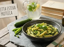 Pasta fredda proteica estiva con pennette, zucchine a rondelle e pesto di piselli freschi