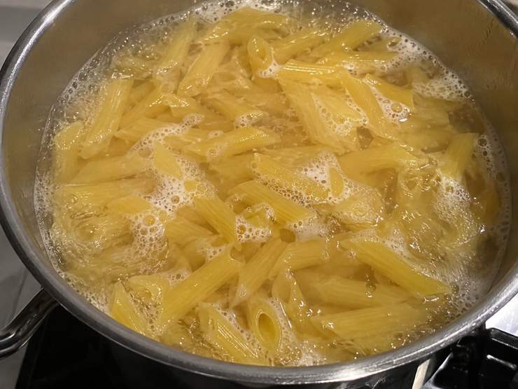 Mettete a bollire una capiente pentola con abbondante acqua e, non appena raggiunge il bollore, salate con il sale grosso. Nel frattempo, dedicatevi alla preparazione del condimento: tritate finemente il prezzemolo fresco e i capperi precedentemente dissalati sotto l’acqua corrente.