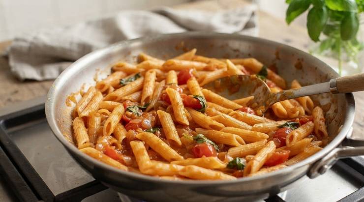 Non appena l’acqua nella pentola raggiunge il bollore, tuffate la pasta e scolatela rigorosamente al dente seguendo i tempi indicati sulla confezione. Trasferite la pasta direttamente nella padella con il condimento al pomodoro, fate saltare il tutto a vivace vivacità per qualche minuto per amalgamare i sapori e, infine, servite ben caldo in tavola decorando con fogliette di basilico fresco