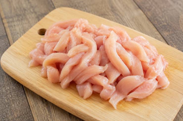 Prendete il petto di pollo e tagliatelo a straccetti o listarelle sottili e regolari. Scaldate benissimo una padella antiaderente o una piastra senza aggiungere grassi e scottate il pollo a fiamma vivace per circa 4-5 minuti, girandolo spesso finché sarà ben dorato all’esterno e cotto all’interno. Trasferitelo in un piatto e lasciatelo raffreddare completamente.