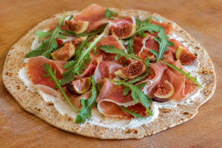 Completate il piatto con una spolverata leggera di pepe nero macinato fresco e un leggerissimo filo d’olio extravergine d’oliva a crudo. Se vi piace, potete aggiungere pochissime gocce di glassa di aceto balsamico sopra i fichi: servite subito!