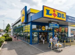 Esterno di un punto vendita Lidl in Italia con clienti, carrelli della spesa e parcheggio gratuito
