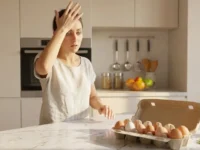 Confezione di uova sul bancone della cucina dimenticate al caldo in estate