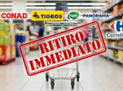 Carrello vuoto al supermercato con timbro rosso Ritiro Immediato e loghi di Conad Carrefour Tigros e Pam