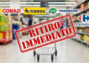 richiamo-alimentare-conad-carrefour-tigros-pam Carrello vuoto al supermercato con timbro rosso Ritiro Immediato e loghi di Conad Carrefour Tigros e Pam