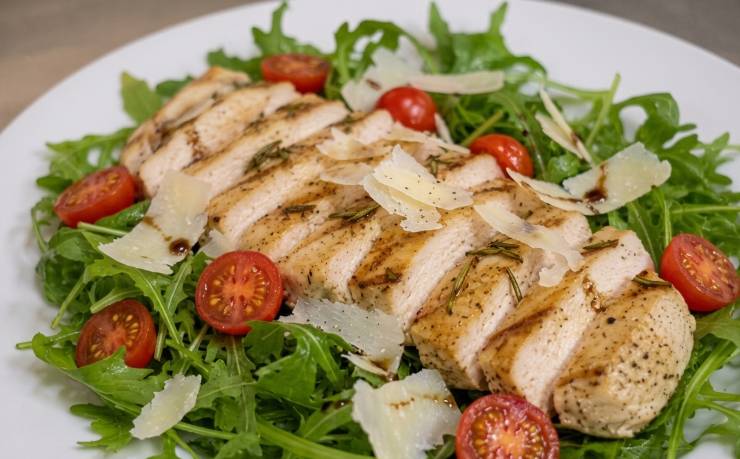 Completate con le scaglie di Parmigiano Reggiano, un giro di olio extravergine d’oliva a crudo e una macinata di pepe nero fresco. Servite subito o conservate in frigo fino al momento di portare in tavola e godetevi questa esplosione di gusto e tenerezza!