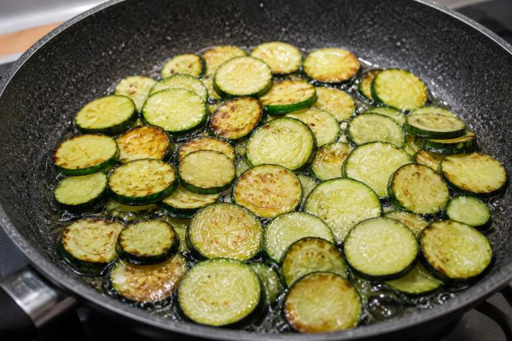 Prendete un tegame e versateci dentro abbondante olio di semi per friggere, fatelo scaldare e tuffateci dentro poche zucchine per volta per farle rosolare alla perfezione. Basteranno due o tre minuti.