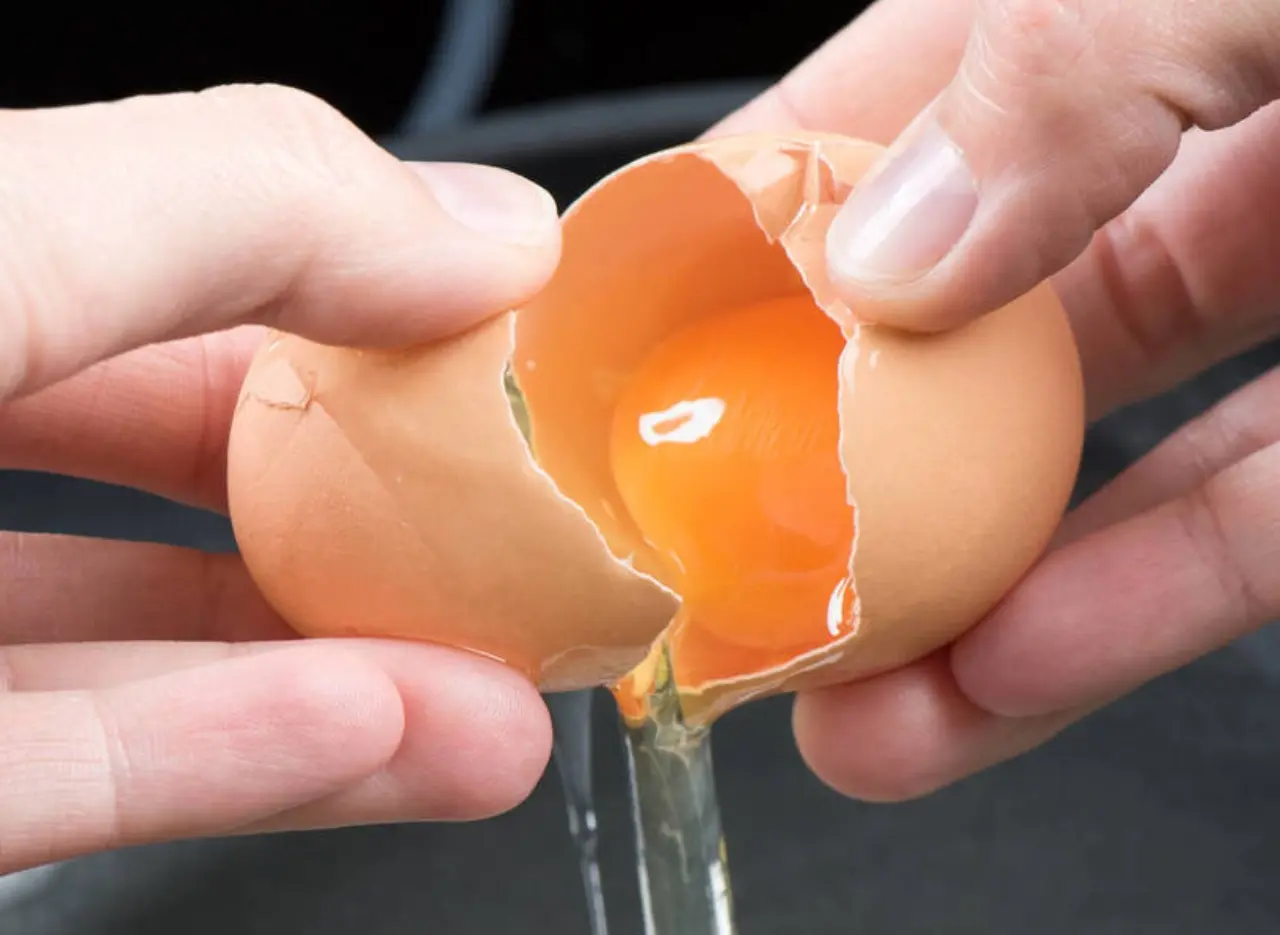 Una volta aggiunta 1/3 della farina, incorporate il primo uovo facendolo assorbire del tutto. Proseguite quindi con 1/3 di farina e successivamente il secondo uovo: impastate in modo da ottenere un composto liscio ed uniforme. Completate con la restante farina e lavorate bene il tutto. In ultimo aggiungete il sale ed impastate ancora fino ad avere un panetto elastico.