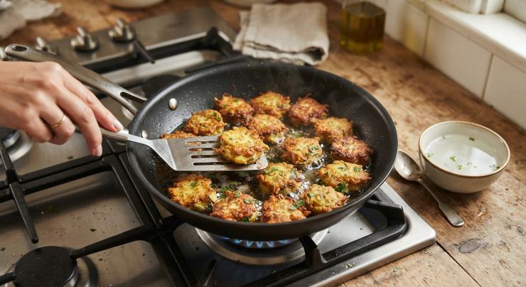 Con le mani umide, formate delle polpette della grandezza desiderata. Scaldate un filo d’olio extravergine d’oliva in una padella antiaderente e cuocete le vostre polpette. Giratele con cura per garantire una doratura uniforme su tutti i lati e coprite con un coperchio negli ultimi minuti di cottura per assicurarvi che il cuore sia ben cotto.
