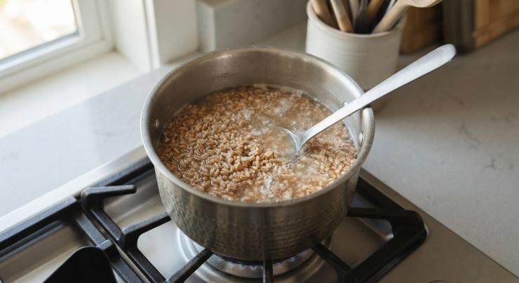 Portate a bollore una pentola d’acqua leggermente salata e fate cuocere il farro seguendo i tempi indicati sulla confezione (solitamente 30-35 minuti per quello perlato, meno per quello precotto). Nel frattempo, lavate accuratamente tutte le verdure. Pulite il peperone eliminando filamenti e semi, quindi tagliatelo a tocchetti. Spuntate e pelate la melanzana riducendola a cubetti, poi tagliate le zucchine a cubotti uniformi.