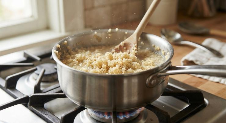 Per prima cosa, lava accuratamente la quinoa in acqua fredda, sfregandola bene tra le mani. Ripeti l’operazione almeno 4 volte fino a quando l’acqua risulterà limpida, eliminando così ogni residuo di saponine. Porta a bollore abbondante acqua salata e cuoci la quinoa seguendo i tempi indicati sulla confezione (solitamente 10-12 minuti). Una volta pronta, scola bene e lascia raffreddare in una ciotola capiente.