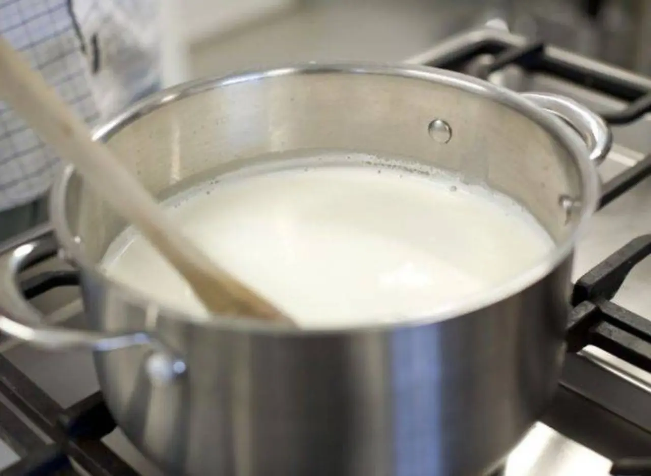 Iniziate la preparazione scaldando appena il latte insieme al cucchiaino di miele: dovrà essere tiepido, non bollente. Scioglietevi all’interno il lievito sbriciolato e versate tutto in una ciotola capiente. A parte mescolate la farina con lo zucchero semolato e le bucce grattugiate di limone ed arancia, quindi iniziate ad incorporarla agli ingredienti liquidi mescolando continuamente.