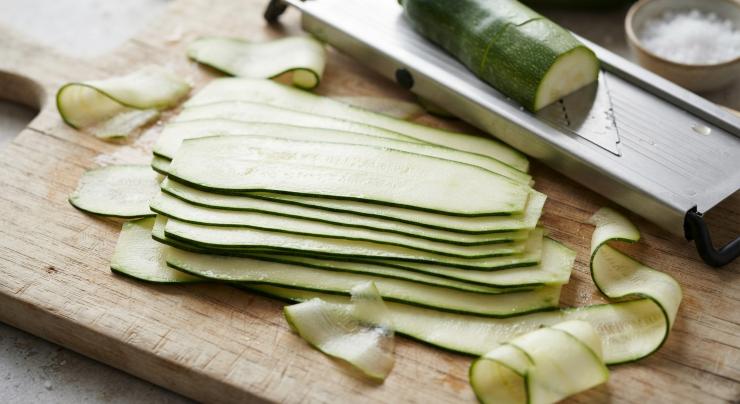 Per prima cosa, sciacquate accuratamente i ceci sotto acqua corrente fresca utilizzando un colino a maglie strette, poi lasciateli scolare bene per eliminare il liquido di governo. Lavate con cura le zucchine, eliminate le estremità e tagliatele a rondelle sottilissime. Lavate anche i pomodori e tagliateli a metà o in quarti, a seconda della loro dimensione.