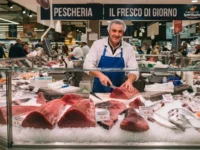 Banco della pescheria in un supermercato con tranci di tonno fresco esposti sul ghiaccio