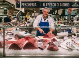 Tranci di tonno fresco al banco pescheria del supermercato Banco della pescheria in un supermercato con tranci di tonno fresco esposti sul ghiaccio