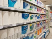 Rotoli di carta da cucina e asciugatutto in esposizione sullo scaffale di un supermercato