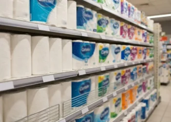Rotoli di carta da cucina e asciugatutto in esposizione sullo scaffale di un supermercato