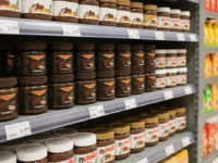 Barattoli di crema Novi Fondente e Nutella esposti sugli scaffali di un supermercato
