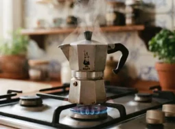 Moka classica sul fuoco della cucina mentre eroga il caffè
