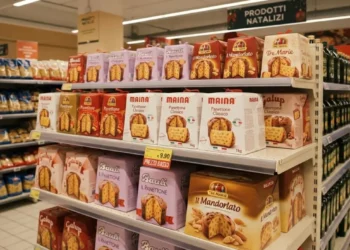Scaffale di un supermercato con panettoni di marche famose esposti in anticipo a ottobre.