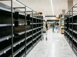 Scaffali completamente vuoti della corsia di un supermercato di Napoli per lo sciopero dei tir