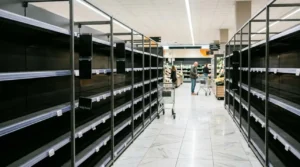 Sciopero dei Tir a Napoli - Scaffali Vuoti al Supermercato Scaffali completamente vuoti della corsia di un supermercato di Napoli per lo sciopero dei tir